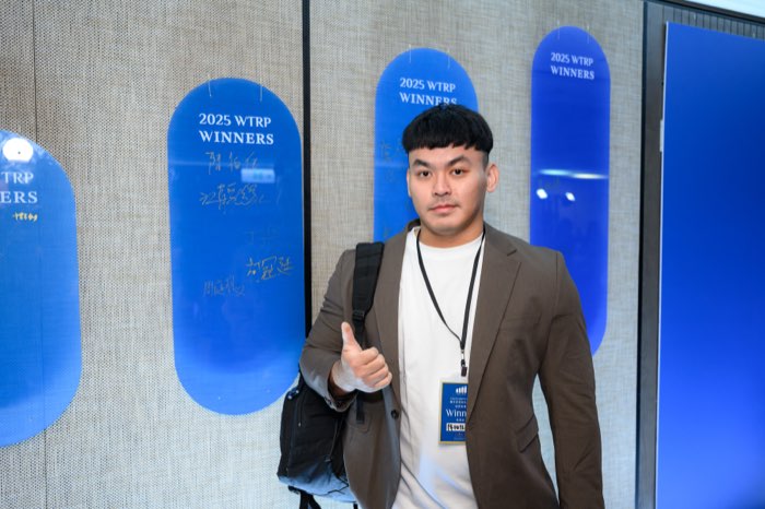 得獎選手於 2025 WINNERS 簽名牆